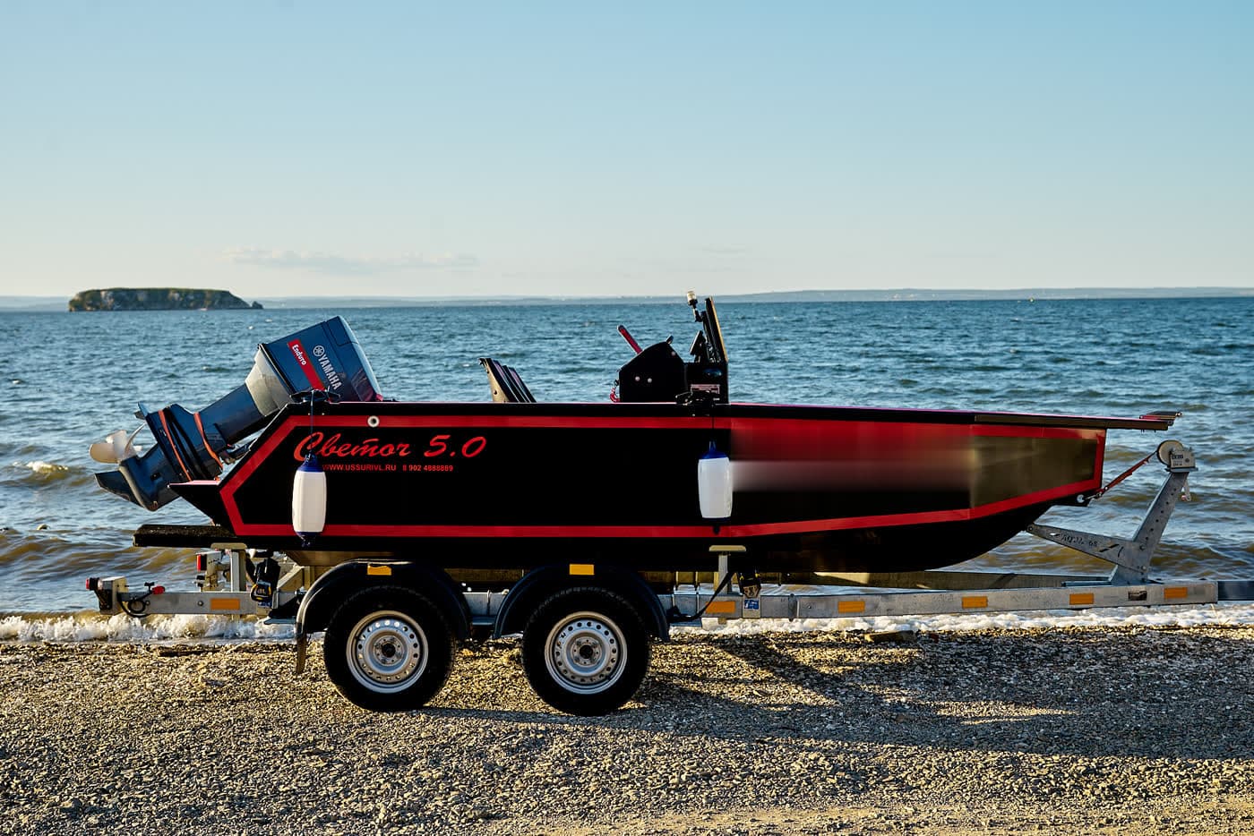 Лодка Светоч 5.0 у моря, вид на корпус